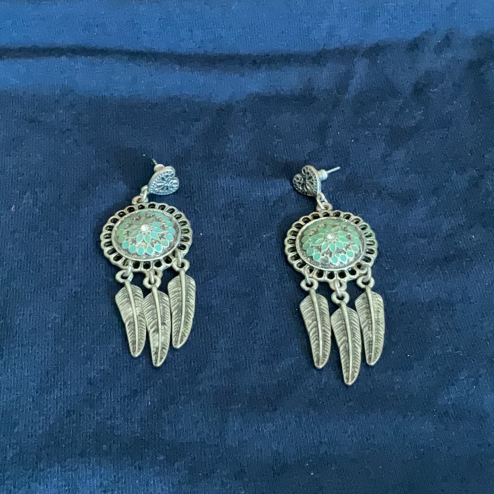 Elegant antique silver tone Dangle Earrings shaped like dream catcher/feathers